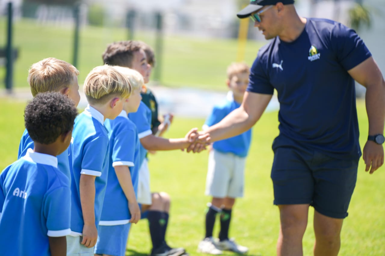Coach Luwandre Visagie beim Training mit Junior:innen